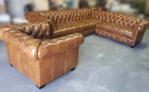 Sectional-12 — Sectional in leather, with tufted detailing and a hardwood frame