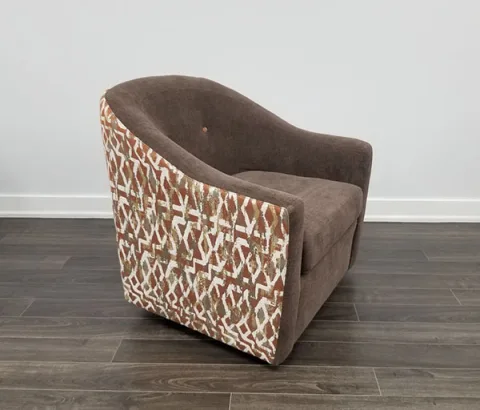 Room Chair-11 — Room chair in leather, with tufted detailing