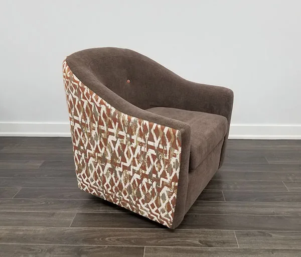 Room Chair-11 — Room chair in leather, with tufted detailing